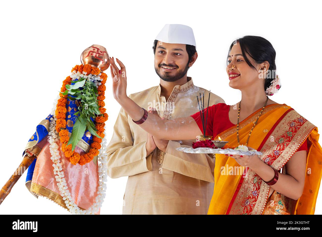 Maharashtrian Paar in traditioneller Kleidung beten auf Gudi Padwa Fest Stockfoto