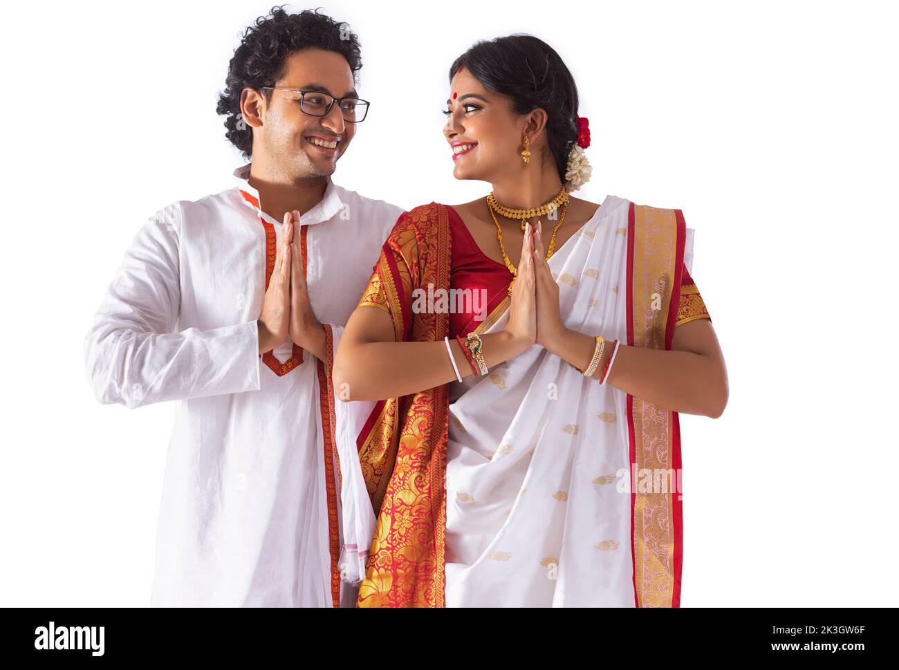 Portrait des bengalischen Paares mit Gruß und Lächeln Stockfoto