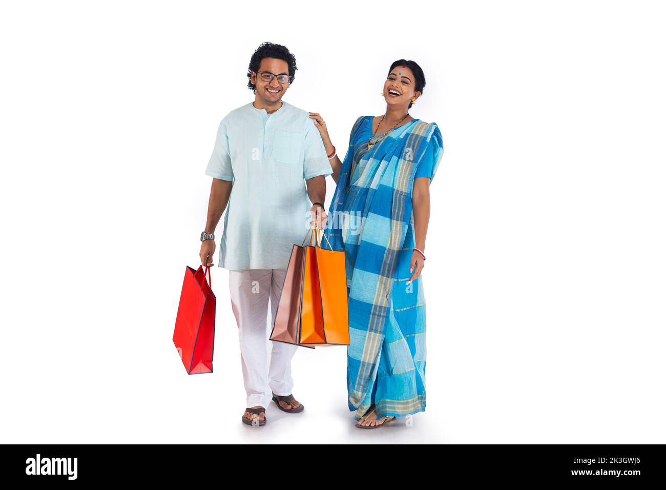 Glückliches bengalisches Paar, das mit Einkaufstaschen steht Stockfoto