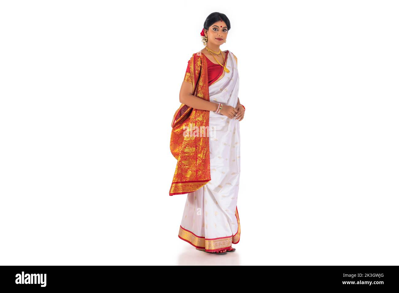 Porträt einer bengalischen Frau in traditioneller Kleidung vor weißem Hintergrund Stockfoto