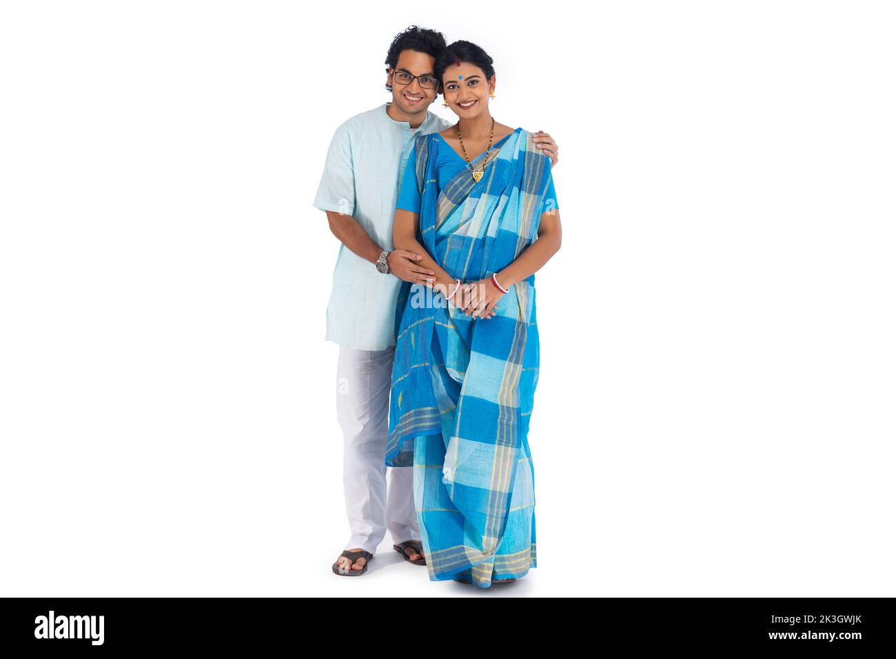 Porträt eines jungen bengalischen Paares, das vor weißem Hintergrund steht Stockfoto