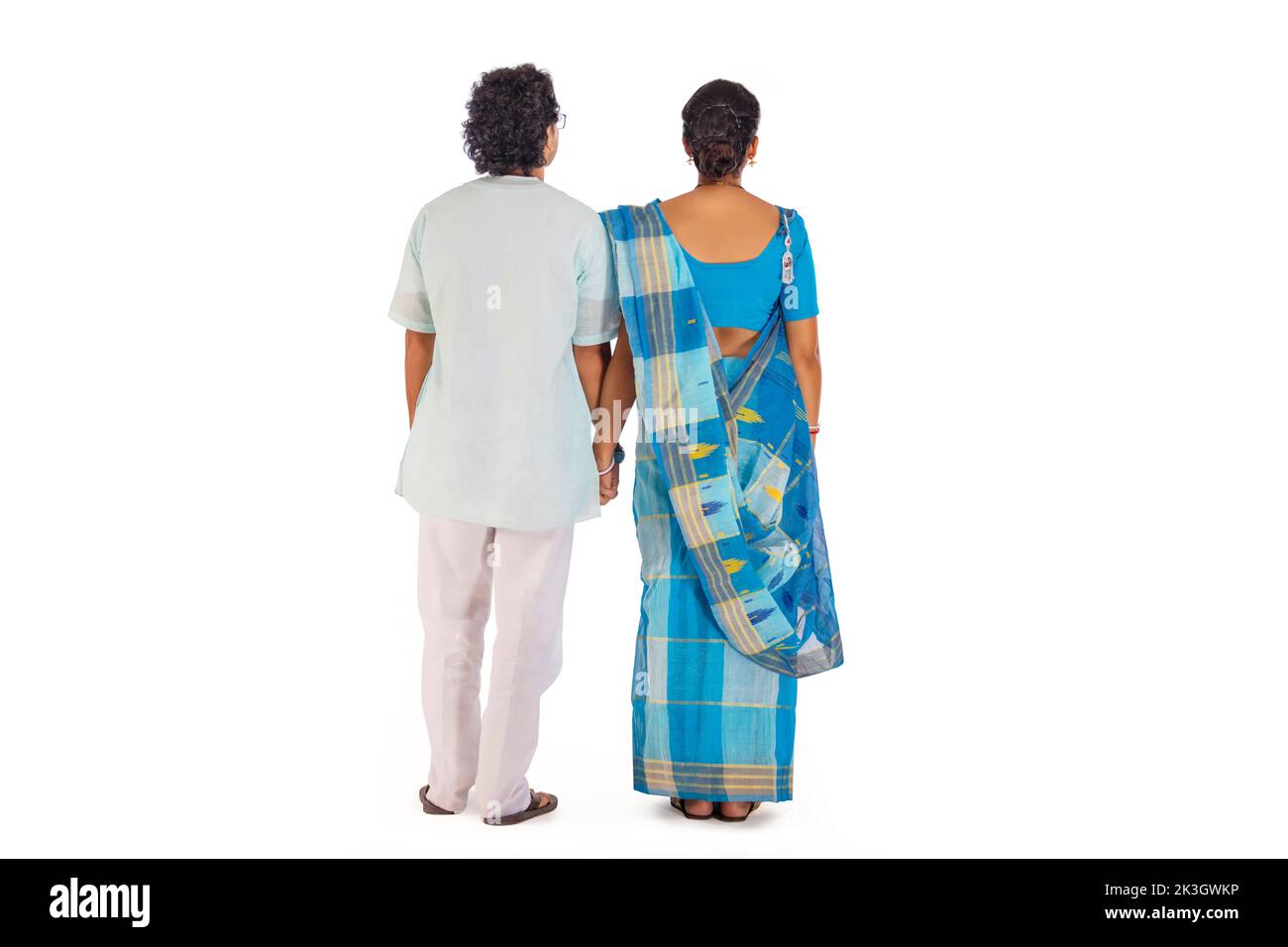 Rückansicht des bengalischen Paares, das vor weißem Hintergrund steht Stockfoto