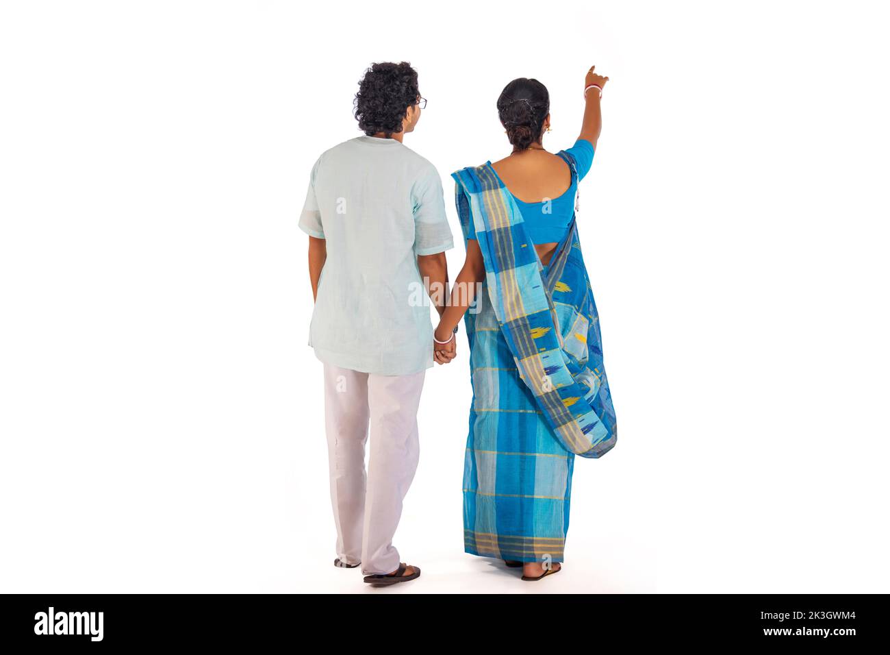 Rückansicht des bengalischen Paares, das vor weißem Hintergrund steht Stockfoto