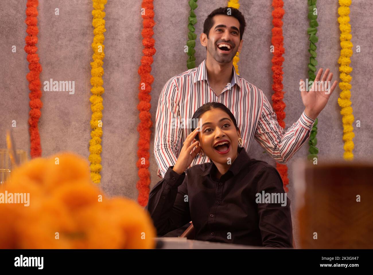 Mitarbeiter feiern Diwali gemeinsam im Büro Stockfoto