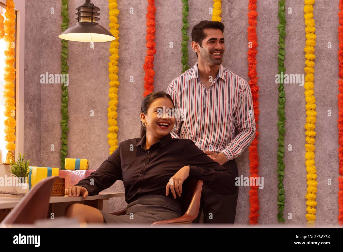 Mitarbeiter feiern Diwali gemeinsam im Büro Stockfoto