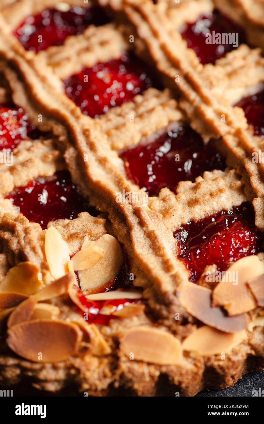 Die Linzer Torte ist ein traditionelles österreichisches Gebäck, eine Form von Shortbread, gekrönt mit Fruchtkonserven und geschnittenen Nüssen mit einem Gitterdesign auf der Oberseite. Stockfoto