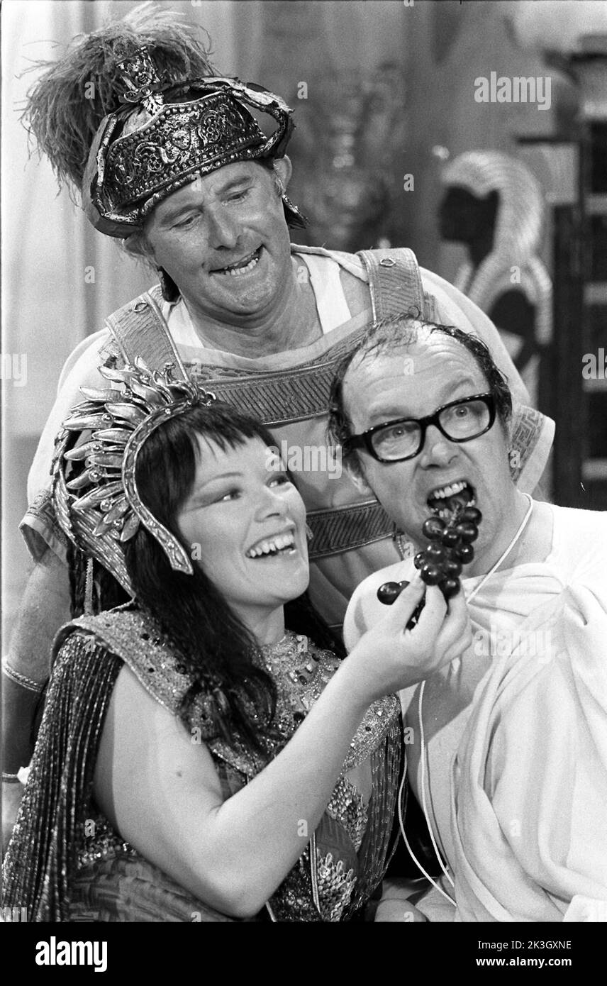 Datei vom 11/05/71 des Comedy-Duos Eric Morecambe (rechts), Ernie Wise mit der Schauspielerin Glenda Jackson, die gesagt hat, dass sie die Zusammenarbeit mit dem Comedy-Duo Eric Morecambe und Ernie Wise „geliebt“ habe, nachdem sie sich an die guten Erinnerungen erinnert hatte, die Rolle von Cleopatra in der Comedy-Show des Paares zu spielen. Ausgabedatum: Dienstag, 27. September 2022. Stockfoto