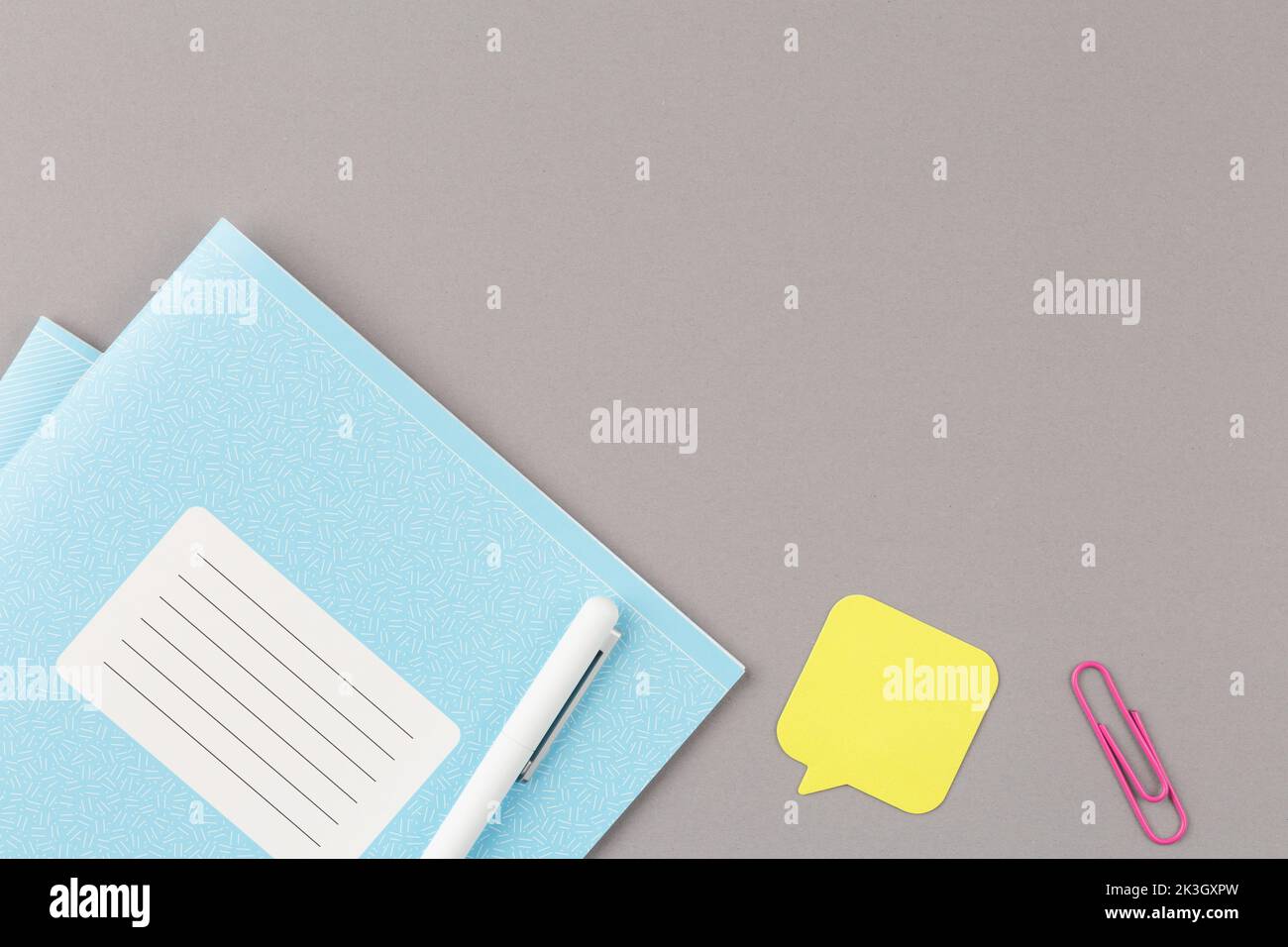 Schulschreibtisch mit Schulmaterial. Stockfoto