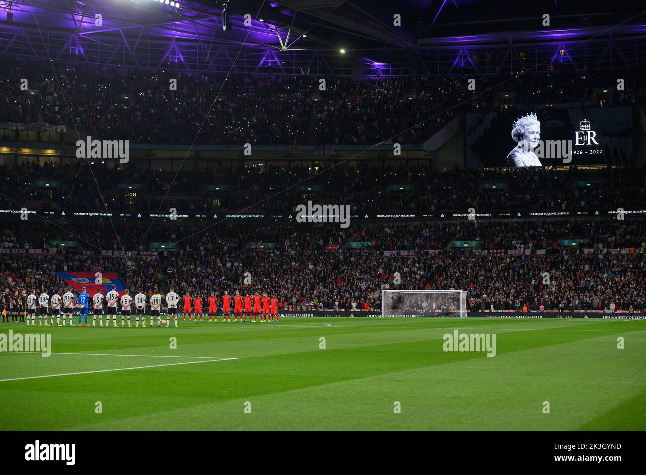 London, Großbritannien. 26 Sep 2022 - England gegen Deutschland - UEFA Nations League - League A - Gruppe 3 - Wembley Stadium England und Deutschland Teams während einer Schweigeminute zum Gedenken an den Tod von Königin Elizabeth II. Vor dem Spiel der UEFA Nations League gegen Deutschland. Picture : Mark Pain / Alamy Live News Stockfoto