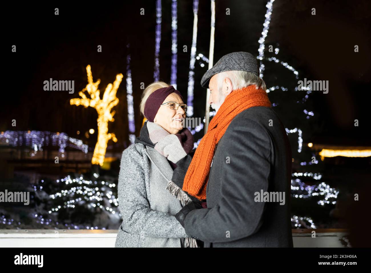 Ein älteres Paar in liebevoller Umarmung Stockfoto