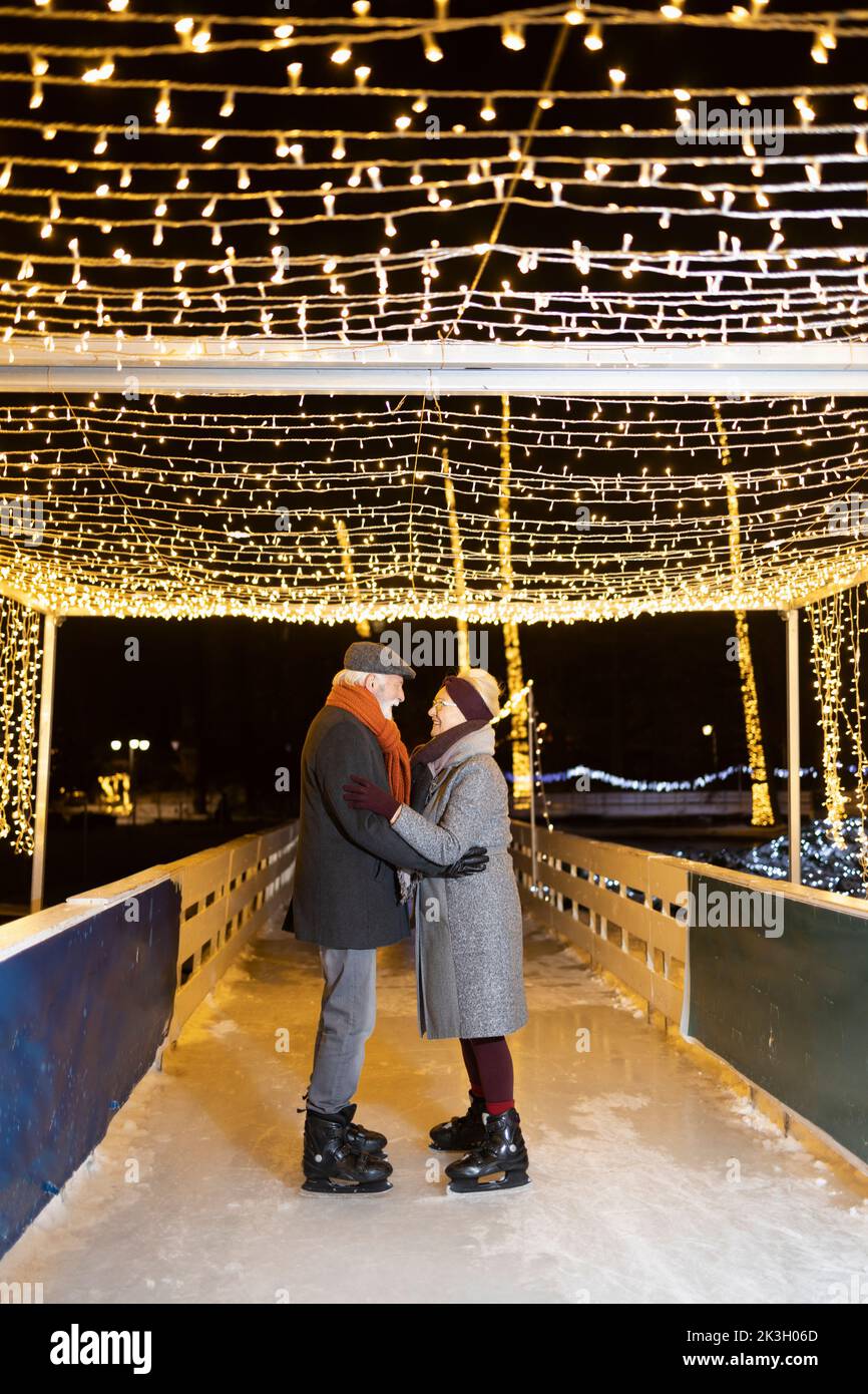 Ein älteres Paar auf Schlittschuhlaufern Stockfoto