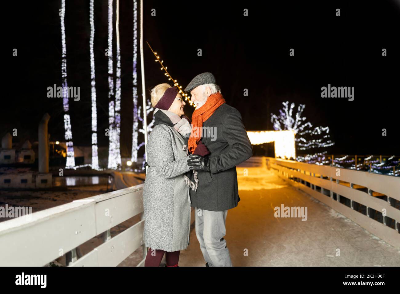 Ältere Paare halten sich an den Händen Stockfoto