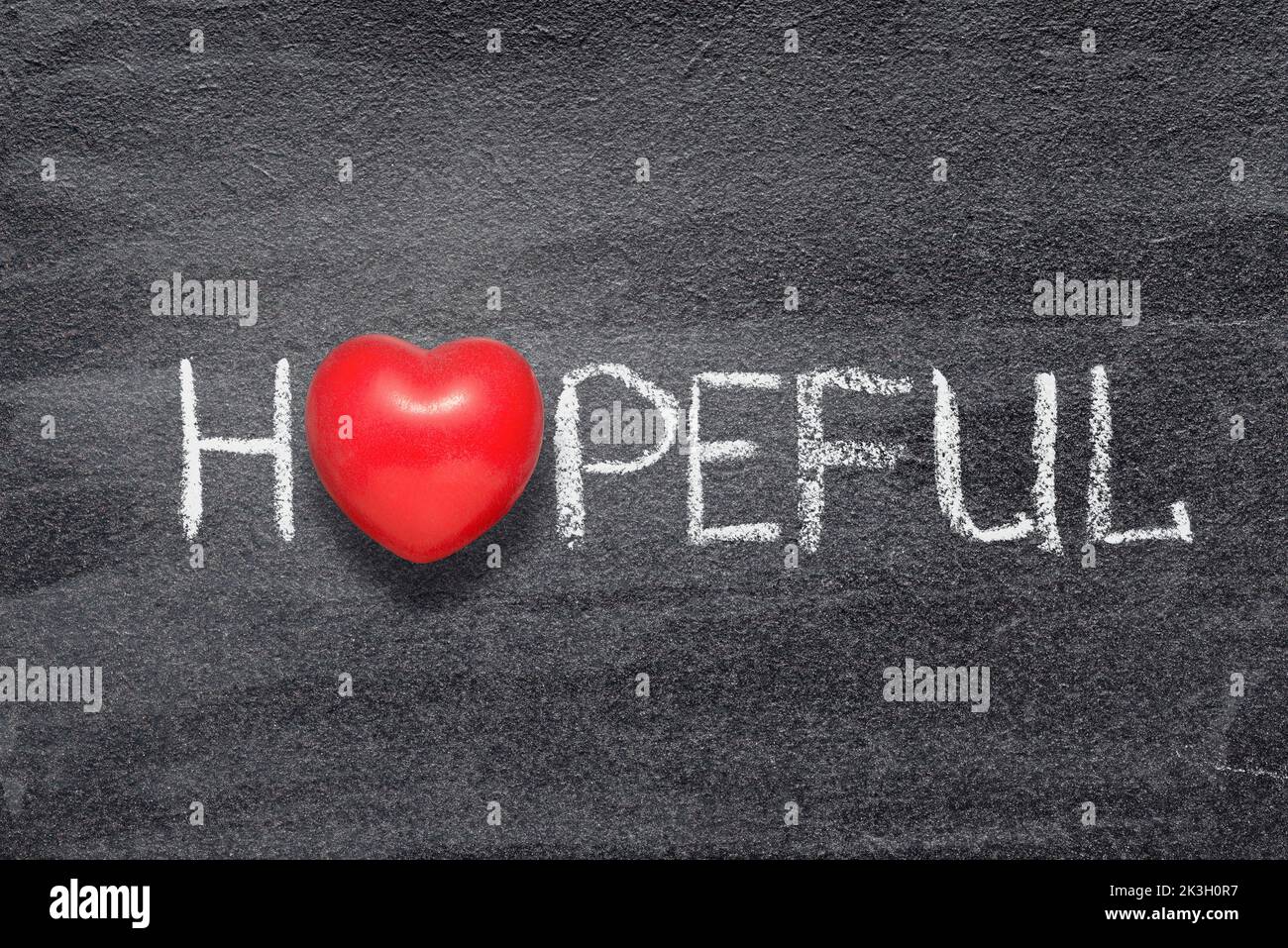 Hoffnungsvolles Wort handgeschrieben auf Tafel mit rotem Herz-Symbol anstelle von O Stockfoto