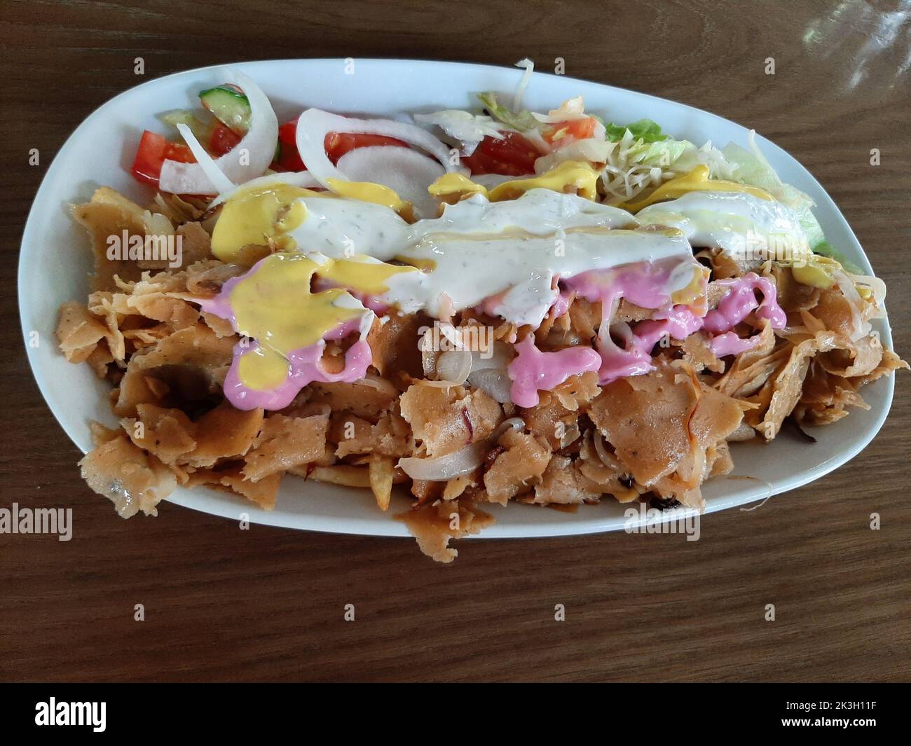 Vegane Dönerplatte mit Seitan und verschiedenfarbigen Saucen Stockfoto