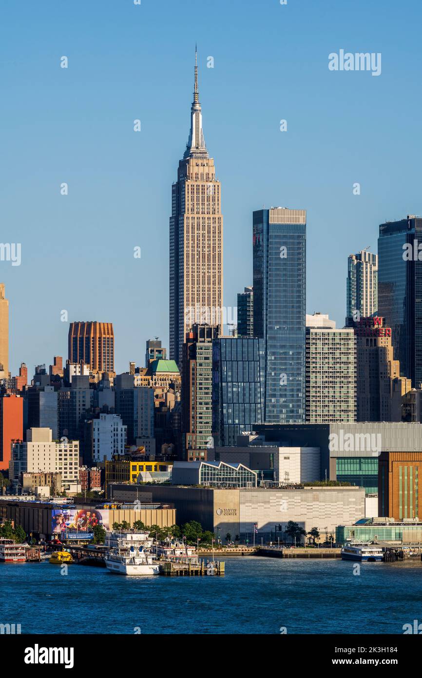 Skyline von Midtown Manhattan mit Empire State Building, New York, USA Stockfoto