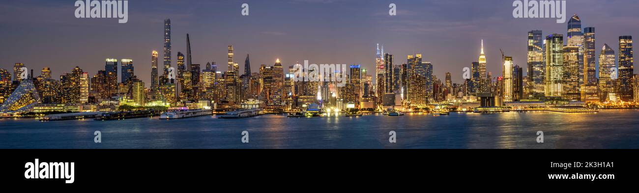 Panoramablick über die Skyline von Midtown Manhattan bei Nacht, New York, USA Stockfoto