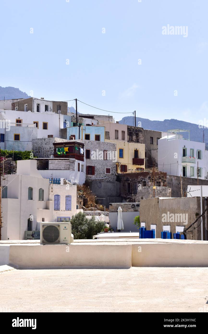 Weiße Häuser mit blauen Fensterläden, Balkone, das traditionelle griechische Dorf Mandraki auf der Insel Nisyros Stockfoto