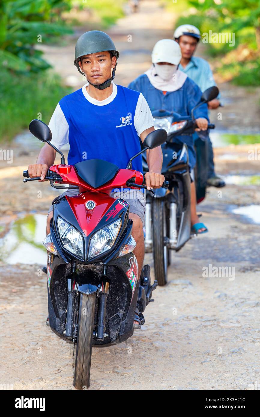 Motorradfahrer auf Landstraße, Hai Phong, Vietnam Stockfoto