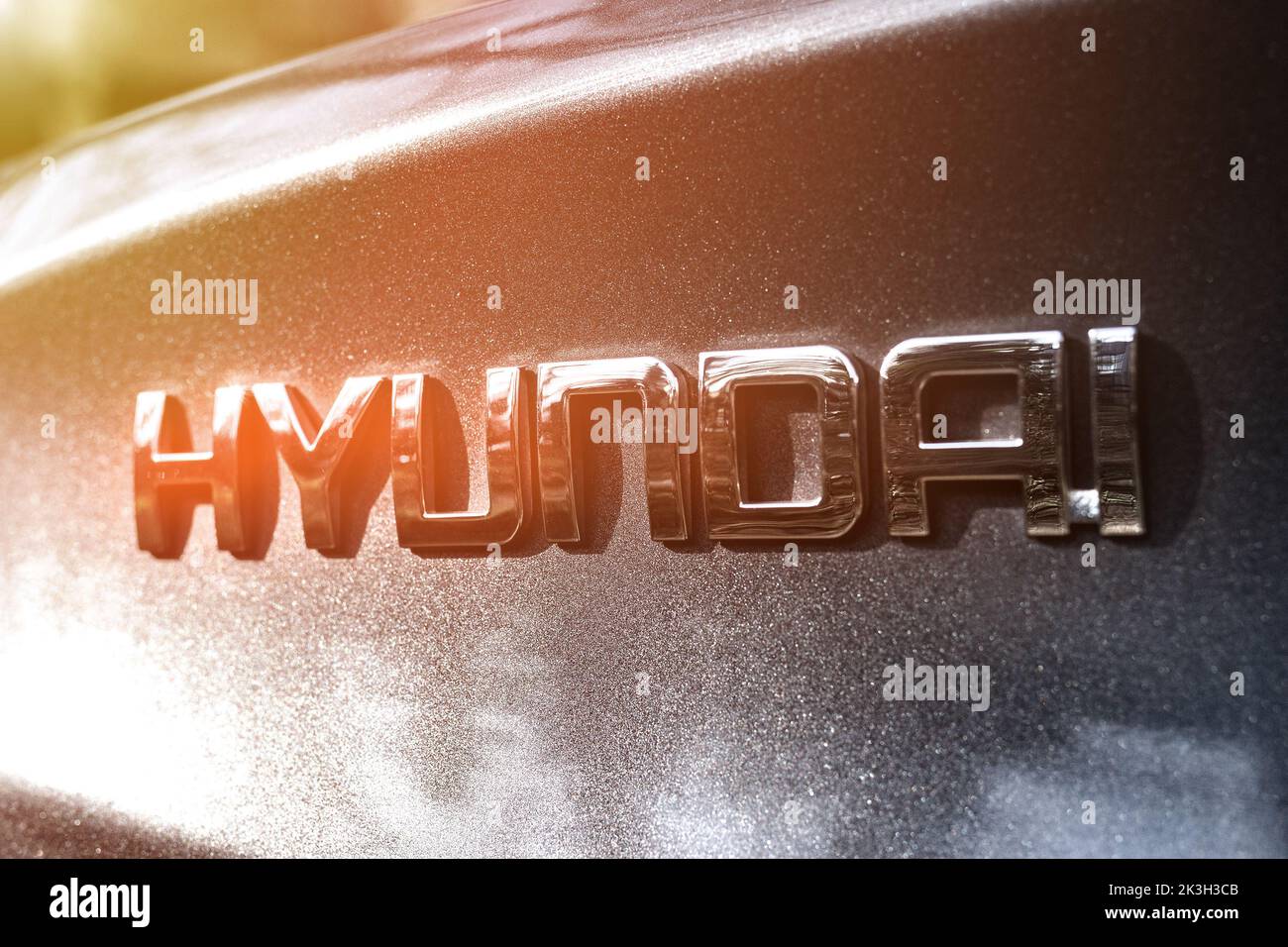 Hyundai Markenname eines koreanischen Autos auf einem grauen Kofferraumdeckel Stockfoto