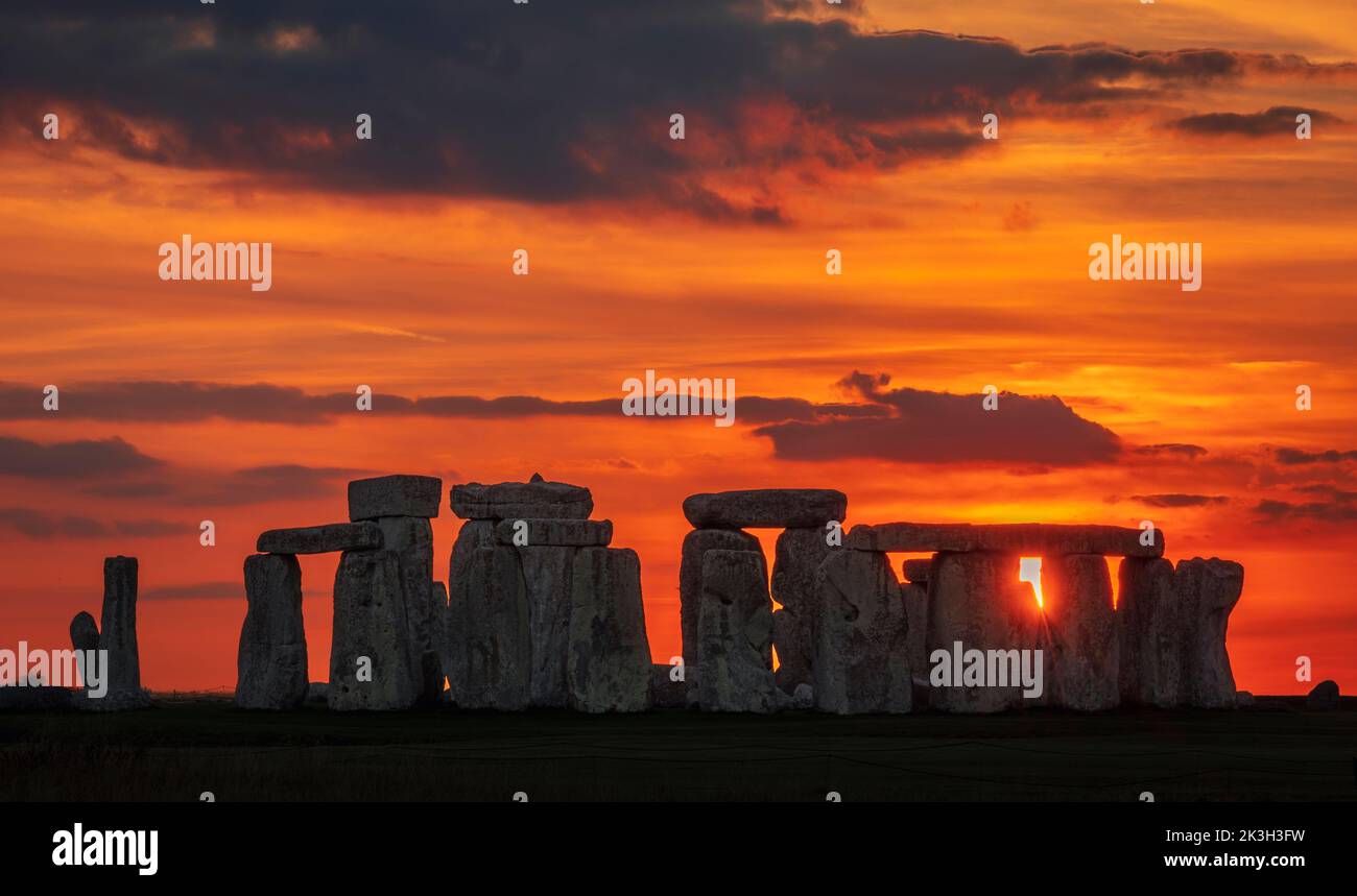 Sonnenuntergang Herbst Tagundnachtgleiche in Stonehenge Salisbury Plain Wiltshire Südwesten Englands, Großbritannien Stockfoto