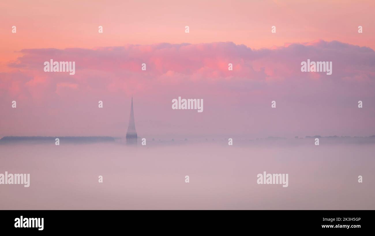 Salisbury Cathedral im Herbst ist es am frühen Morgen ein Nebel von den Wällen von Old Sarum Wiltshire im Südwesten Englands Stockfoto