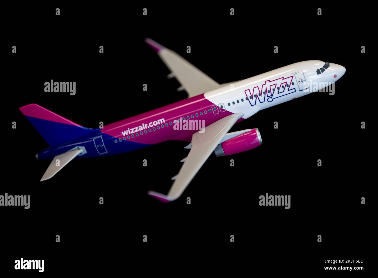 Sofia, Bulgarien - 4. August 2022: Das Flugzeugmodell Wizz Air wird isoliert auf Schwarz gesehen. Stockfoto