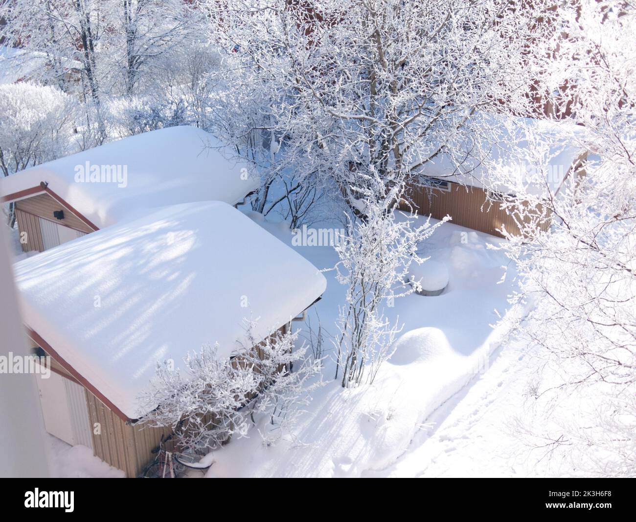 Kleine Hütten mit Schnee bedeckt. Es war Februar in Umea Schweden. Stockfoto