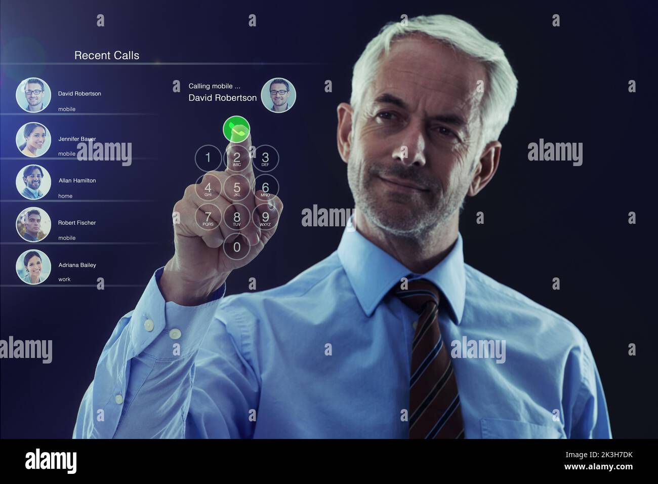 Über eine digitale Schnittstelle. CGI-Aufnahme eines Geschäftsmannes über eine digitale Schnittstelle. Stockfoto