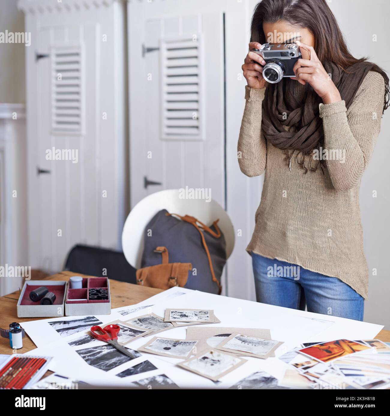Erfassen Sie ihren Arbeitsprozess. Eine junge Fotografin, die mit ihrer Kamera eine Momentaufnahme gemacht hat. Stockfoto