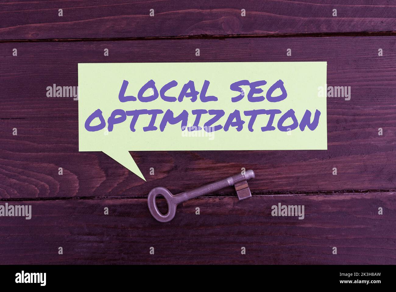 Textüberschrift mit Darstellung der lokalen Seo-Optimierung. Wort, das bei geschrieben wurde, erhöht die Sichtbarkeit der Suche auf Rang in der Top-Liste Stockfoto