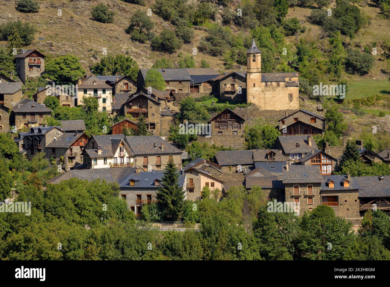 Dorf Lladrós im Cardós-Tal, mit einer grünen und frühlingshaften Umgebung am Ende des Sommers (Pallars Sobirà, Katalonien, Spanien, Pyrenäen) Stockfoto