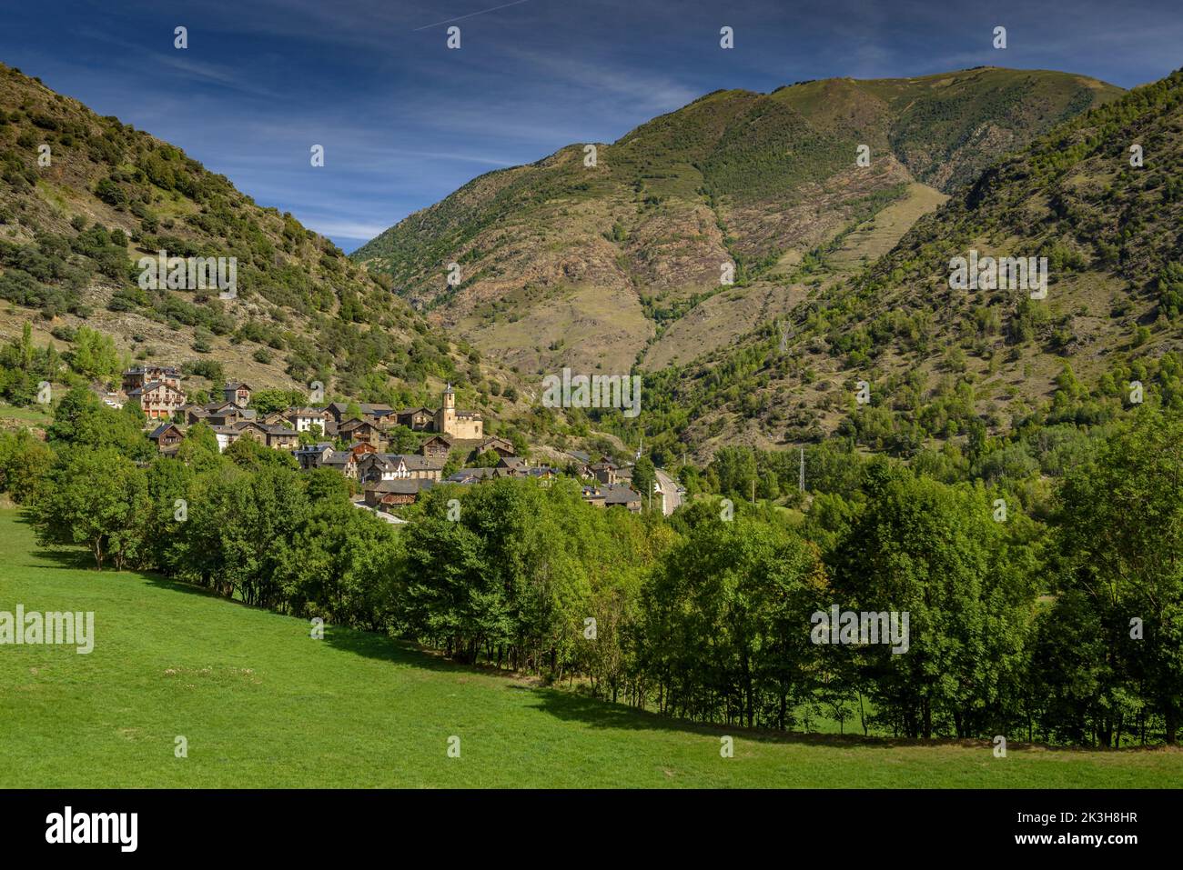 Dorf Lladrós im Cardós-Tal, mit einer grünen und frühlingshaften Umgebung am Ende des Sommers (Pallars Sobirà Lleida Katalonien Spanien Pyrenäen) Stockfoto