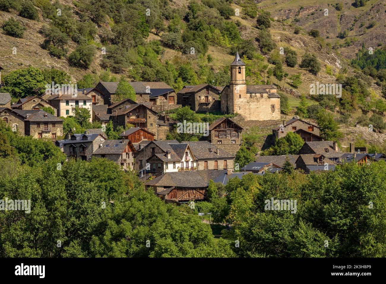 Dorf Lladrós im Cardós-Tal, mit einer grünen und frühlingshaften Umgebung am Ende des Sommers (Pallars Sobirà Lleida Katalonien Spanien Pyrenäen) Stockfoto