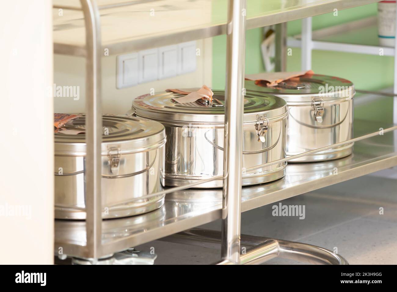 Metallbehälter mit sterilen Materialien in einem Operationssaal. Stockfoto