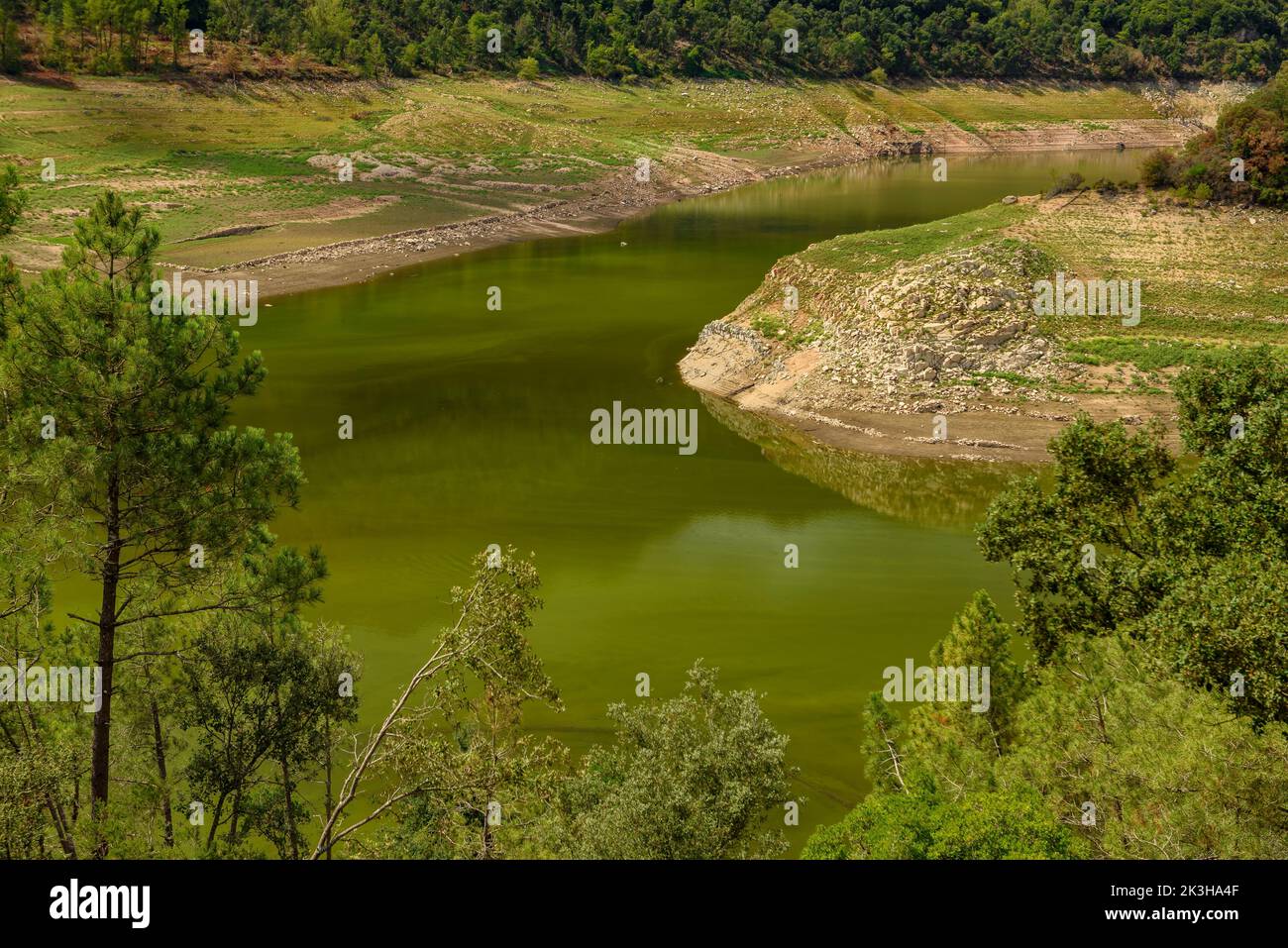 Susqueda Stausee im Gebiet Sant Martí de Querós während der Sommertrockenheit von 2022 (Les Guilleries, Girona, Katalonien, Spanien) Stockfoto