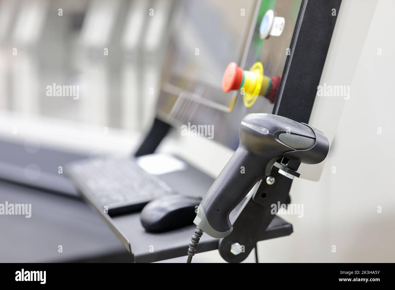 Computergesteuerte Steuerkonsole mit Barcode-Lesegerät. Selektiver Fokus. Stockfoto