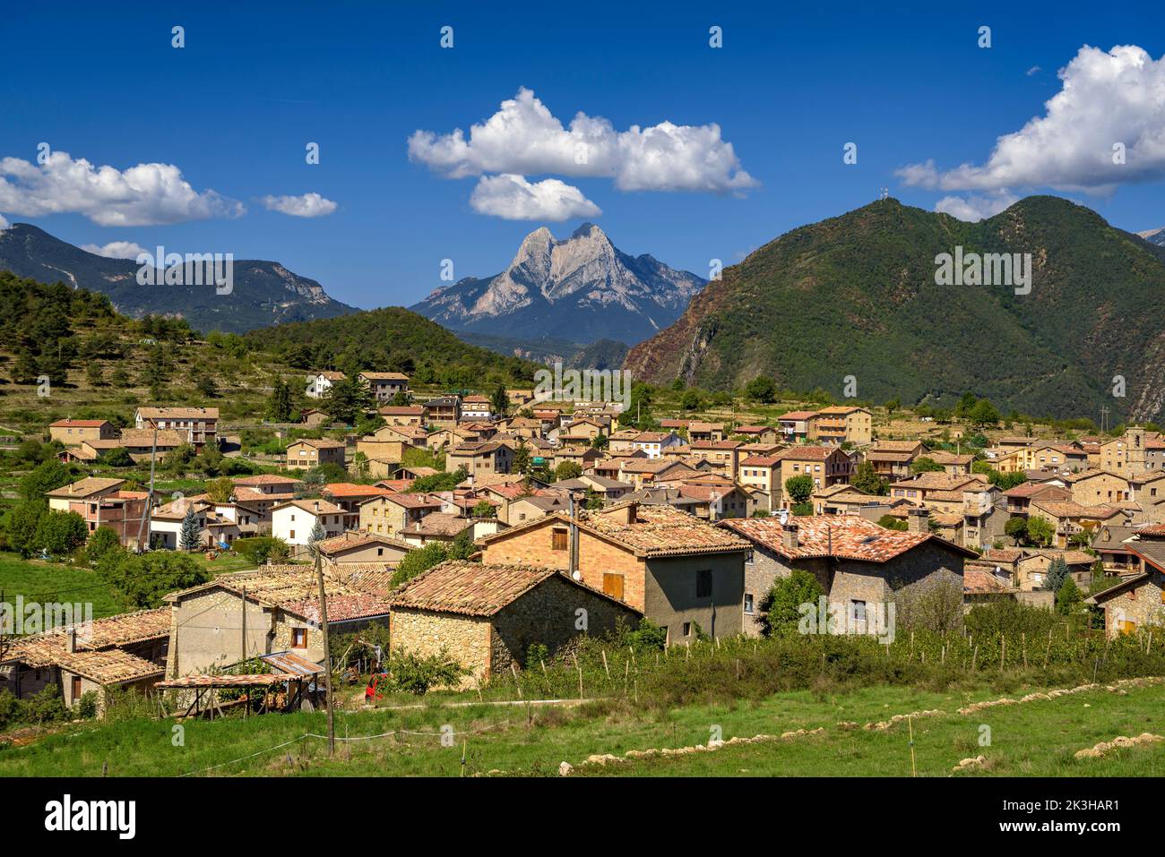 Die Stadt Sant Julià de Cerdanyola mit dem Berg Pedraforca im Hintergrund (Berguedà, Katalonien, Spanien, Pyrenäen) Stockfoto