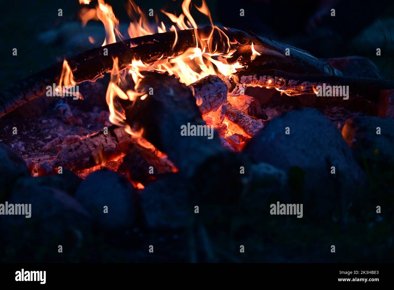 Lagerfeuer in der Nacht als Nahaufnahme Stockfoto