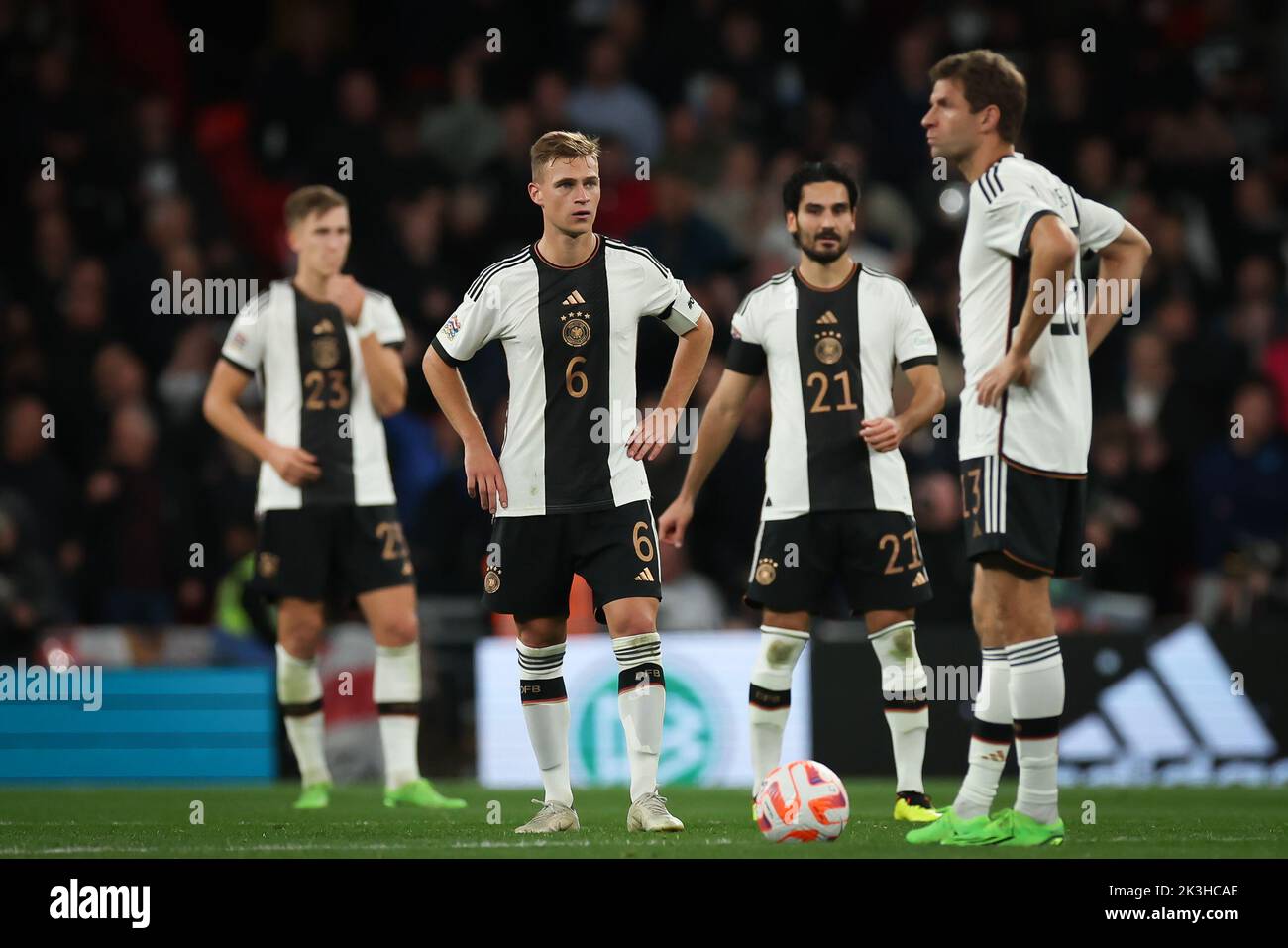 26. September 2022, Großbritannien, London: Fußball: Nations League A, England - Deutschland, Gruppenphase, Gruppe 3, Spieltag 6 im Wembley Stadium. Der deutsche Nico Schlotterbeck (l-r), Joshua Kimmich, Ilkay Gündogan und Thomas Müller sind auf dem Platz und warten nach Englands 3:2 Uhr auf den Anstoß. Foto: Christian Charisius/dpa - WICHTIGER HINWEIS: Gemäß den Anforderungen der DFL Deutsche Fußball Liga und des DFB Deutscher Fußball-Bund ist es untersagt, im Stadion und/oder des Spiels aufgenommene Fotos in Form von Sequenzbildern und/oder videoähnlichen Fotoserien zu verwenden oder zu verwenden. Stockfoto