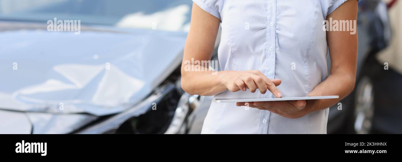 Registrierung von Schäden am Fahrzeug nach einem Unfall. Stockfoto