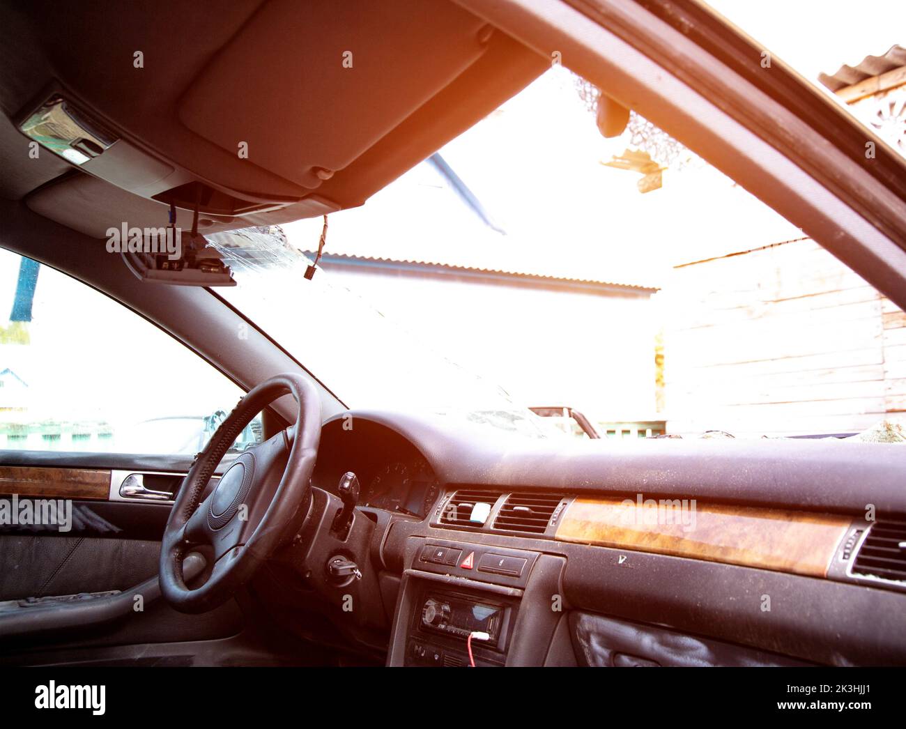 Gebrochene Windschutzscheibe in einem Auto nach einer Kollision mit einem Fußgänger und einem Autounfall. Verkehrssicherheit, Kfz-Versicherung. Zerkleinert Stockfoto