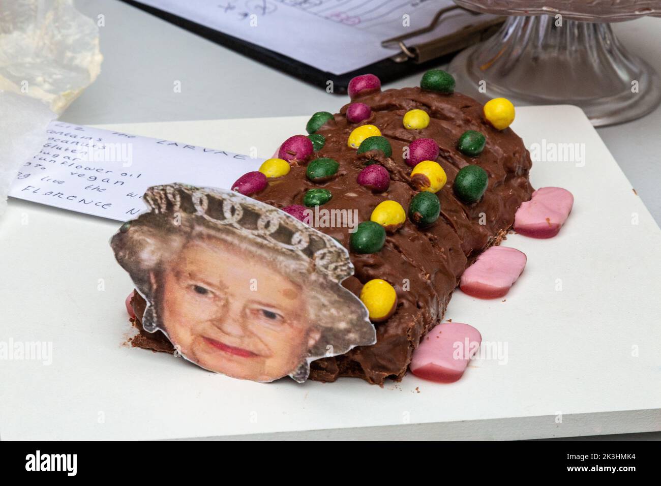Im Rahmen der Platinum Jubilee Feiern hat die Gwydir St Street Party einen Kuchenwettbewerb durchgeführt. Stockfoto