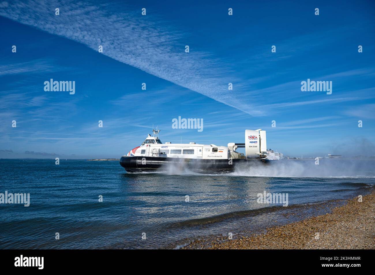 Hovercraft verlässt Southsea Portsmouth, um die Isle Wight, an einem sonnigen ruhigen Tag Stockfoto