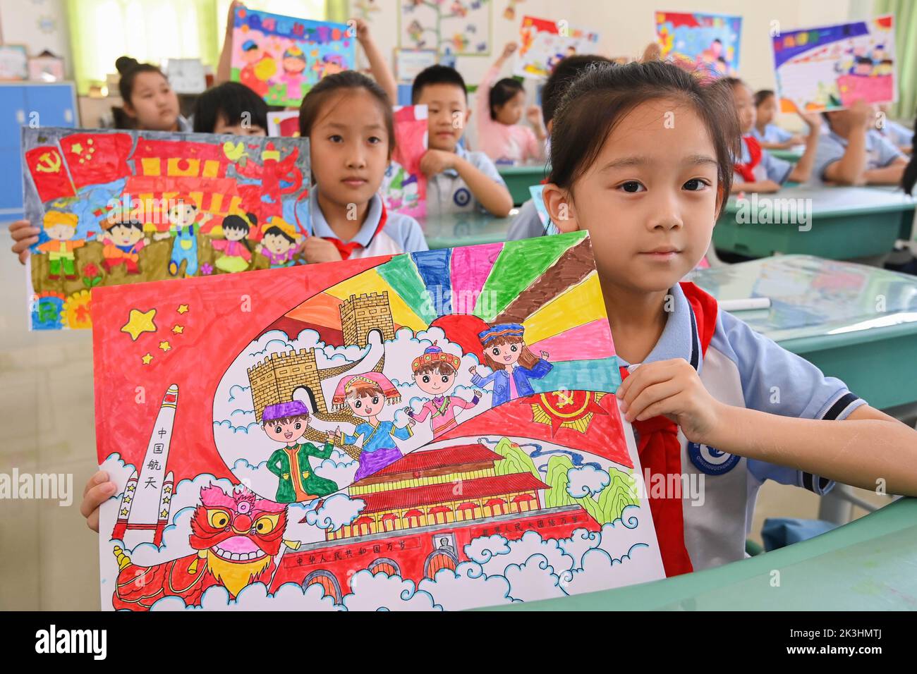 QINGZHOU, CHINA - 27. SEPTEMBER 2022 - Ein Grundschüler zeigt ein Gemälde zum Nationalfeiertag in Qingzhou, Provinz Shandong, China, SE Stockfoto