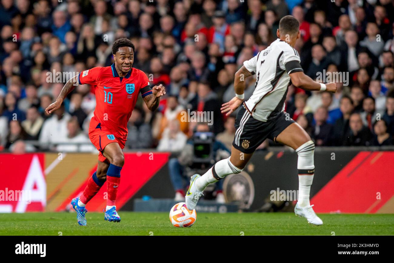 London, Großbritannien. 27. September 2022. Raheem Sterling aus England bringt den Ball am 26. September 2022 beim Nations League-Spiel zwischen England und Deutschland im Wembley Stadium, London, England, nach vorne. Foto von Phil Hutchinson. Nur zur redaktionellen Verwendung, Lizenz für kommerzielle Nutzung erforderlich. Keine Verwendung bei Wetten, Spielen oder Veröffentlichungen einzelner Clubs/Vereine/Spieler. Kredit: UK Sports Pics Ltd/Alamy Live Nachrichten Stockfoto