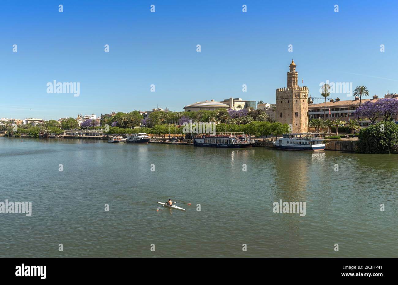 Blick auf den Guadalquivir und den Torre del Oro, Sevilla, Spanien Stockfoto