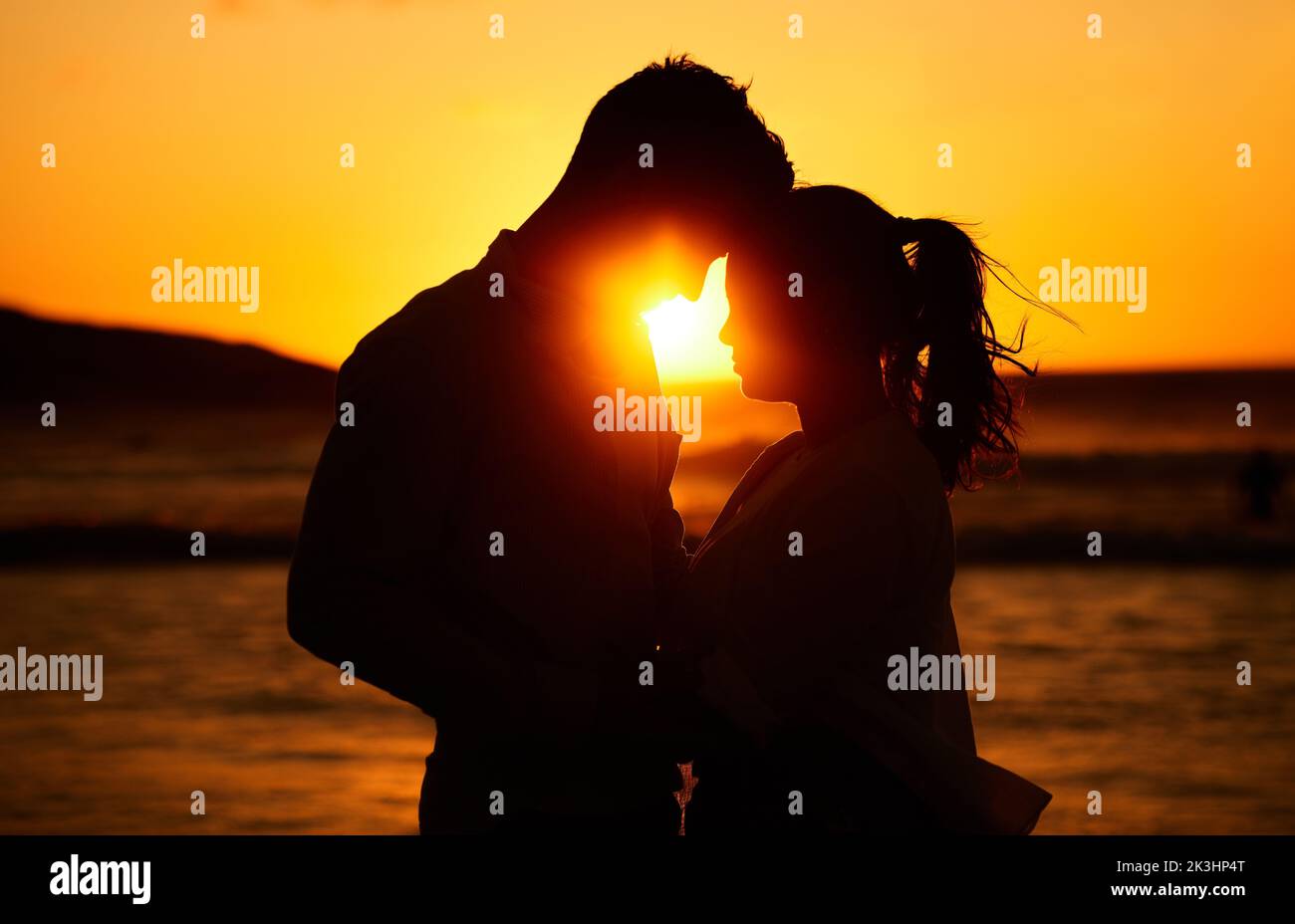 Silhouette Paar, Strand Sonnenuntergang und Liebe im Freien auf Sommerurlaub, Flitterwochen reisen und tropischen Urlaub auf den Malediven. Schattenmann, Frau und Ozean Stockfoto