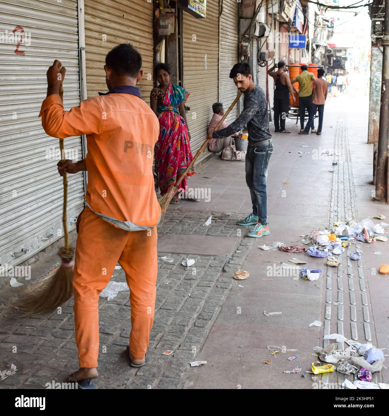 Old Delhi, Indien, 15. April 2022 - nicht identifizierte Gruppe von Männern, die durch die Straßen von Old Delhi gehen, Street Photography of Chandni Chowk Market of Old Delhi Stockfoto