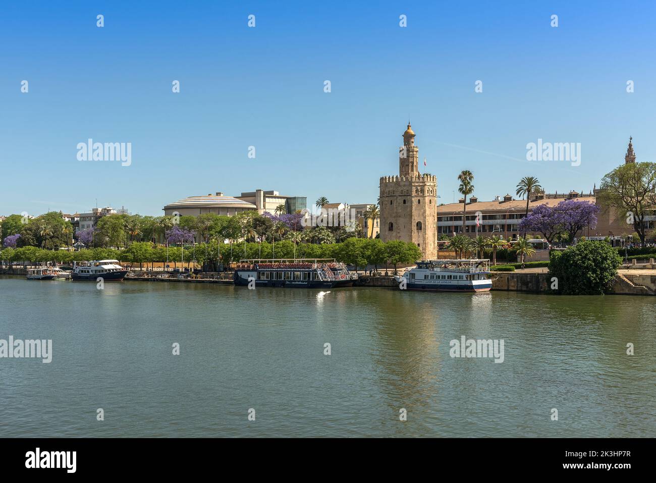 Blick auf den Guadalquivir und den Torre del Oro, Sevilla, Spanien Stockfoto