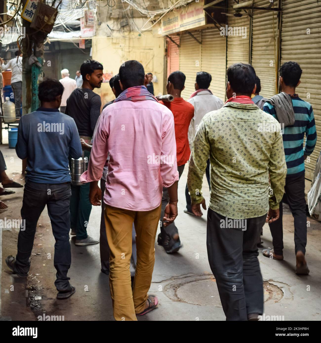 Old Delhi, Indien, 15. April 2022 - nicht identifizierte Gruppe von Männern, die durch die Straßen von Old Delhi gehen, Street Photography of Chandni Chowk Market of Old Delhi Stockfoto